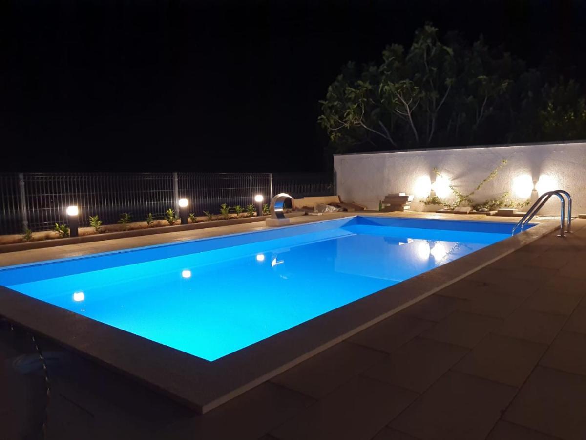 A4 Apartmani Kevic คาชเตลา ภายนอก รูปภาพ