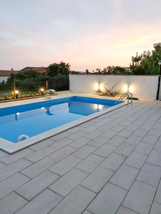 A4 Apartmani Kevic คาชเตลา ภายนอก รูปภาพ