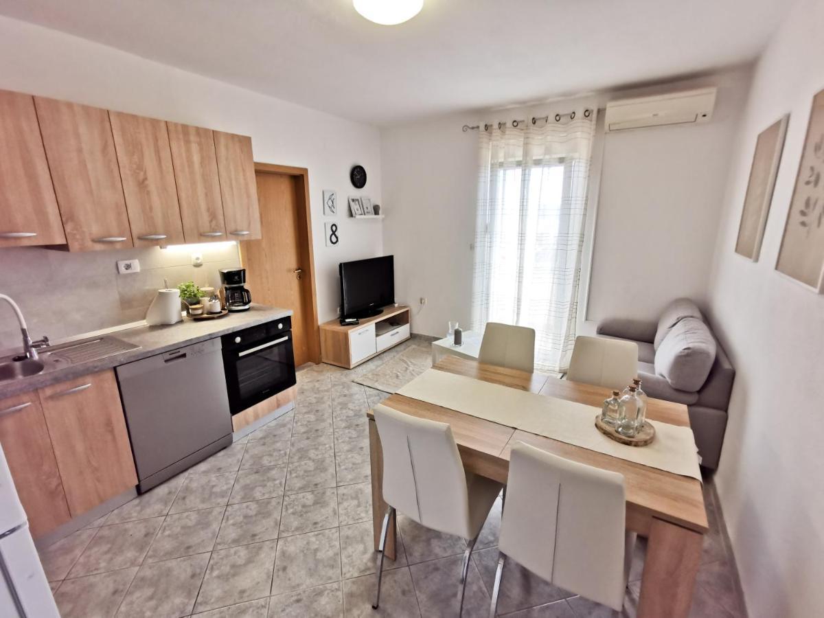 A4 Apartmani Kevic คาชเตลา ภายนอก รูปภาพ
